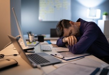 Stanchezza durante il giorno: quali possono essere le cause?